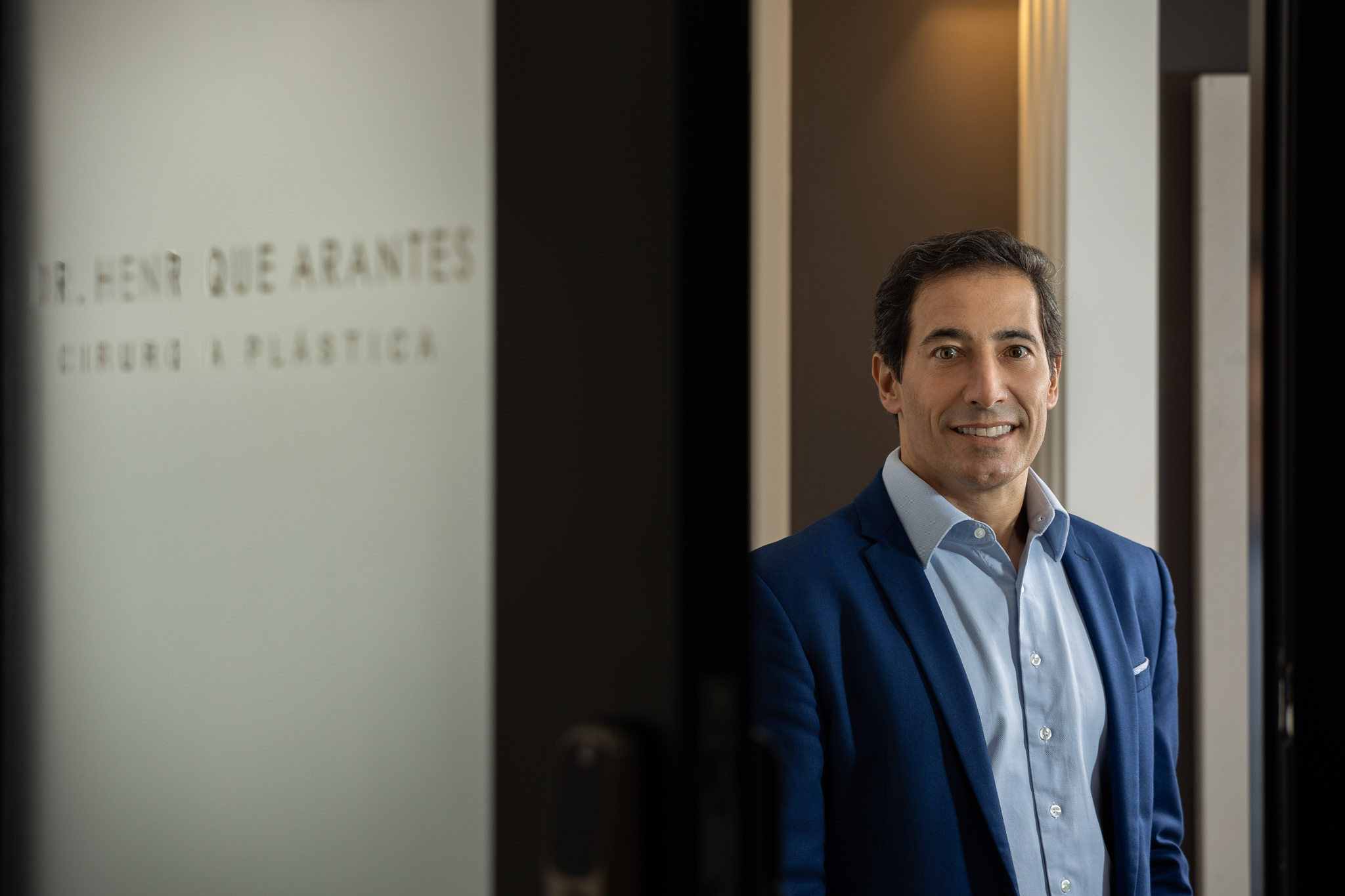 Dr. Henrique Arantes em sua clínica