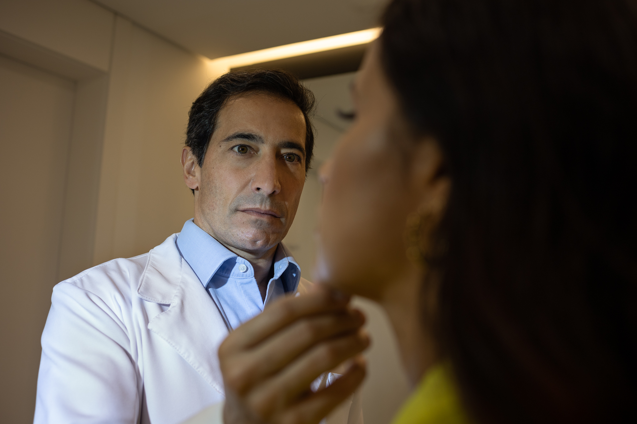 Dr. Henrique Arantes durante uma avaliação das proporções faciais