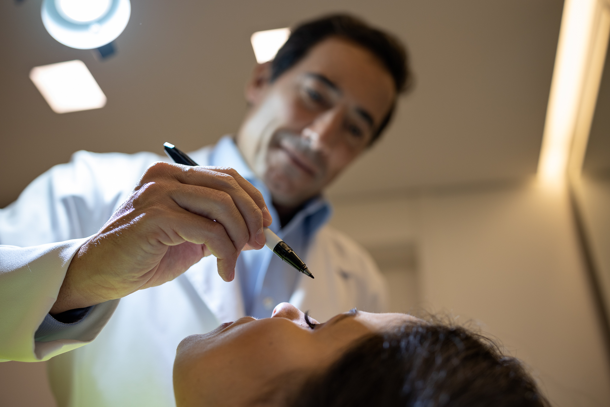 Dr. Henrique Arantes durante o planejamento de um procedimento facial